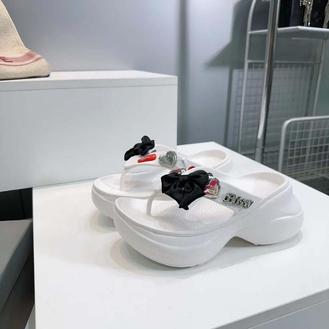 👟👟Ex-factory price 440👟👟 Top quality🔥Balenciaga 25 spring and summer latest thick-soled rubber jelly shoes flip-flops! 25 new spring dark horse items, fashion bloggers at home and abroad have put on foot shows, popular on social platforms at home and abroad, fashionistas must buy, various Parisian elements hardware buckle DIY, highly brand recognition All hardware is re-engraved and made with heavy gold molds Ingenious craftsmanship, accurately restoring every detail Original open-mold EVA rubber and plastic one-piece outsole Super light on the foot, a proper height-increasing artifact with an outsole height of 6cm Original full set of packaging Code number: 35-42 (40, 41, 42 are non-refundable) with original packaging